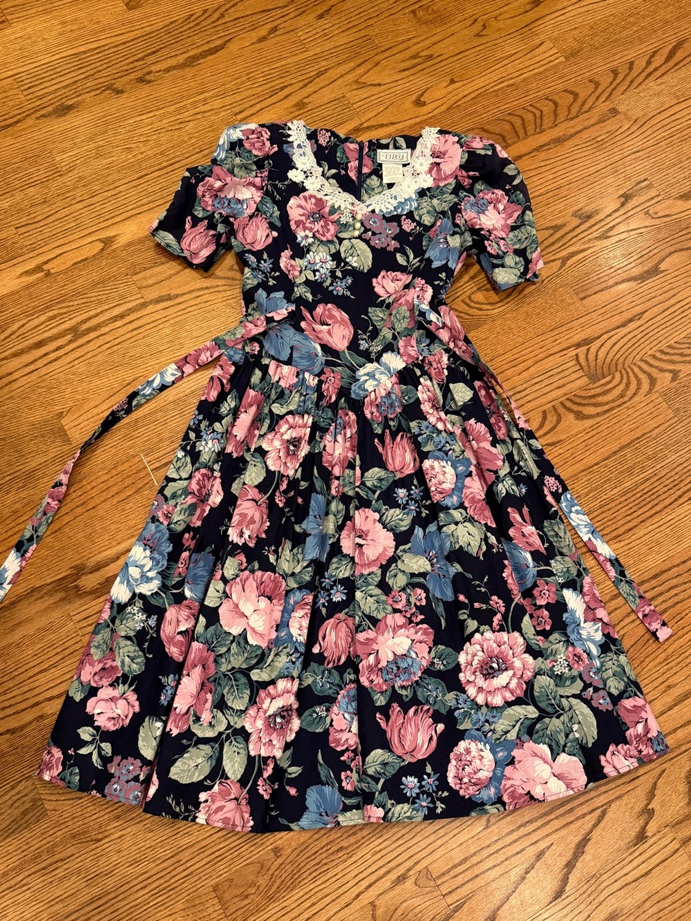 vintage-style dress floral print puff sleeve
